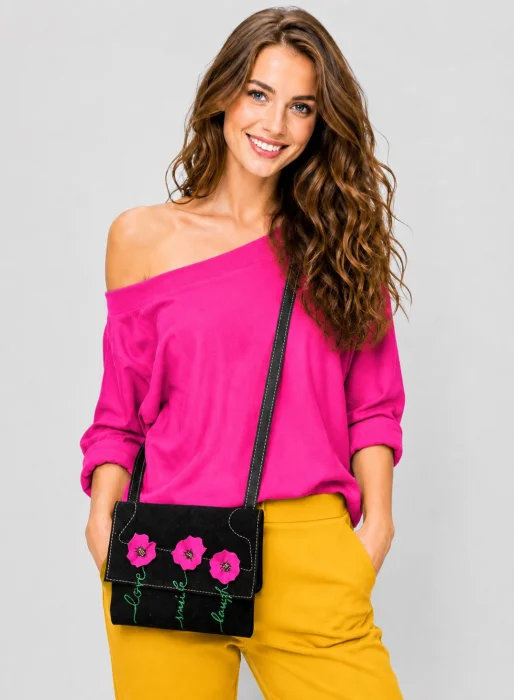 Geanta neagra  handmade, cu maci fucsia si mesaje pictate ,din piele naturala intoarsa
