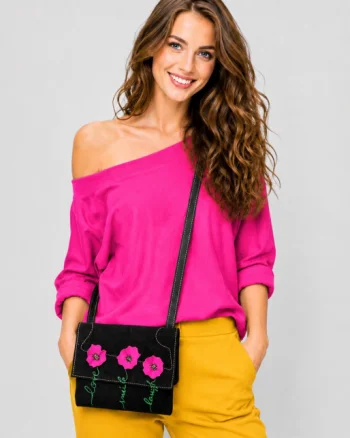 Geanta neagra  handmade, cu maci fucsia si mesaje pictate ,din piele naturala intoarsa