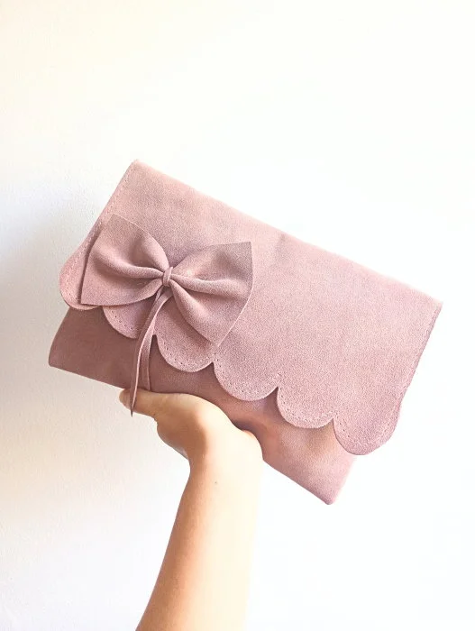 Plic handmade roz pudra, din piele naturala intoarsa, cu fundita