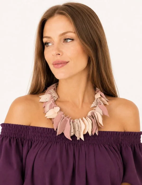 Colier handmade realizat din piele naturala,nuante pastelate roz pudra ,somon