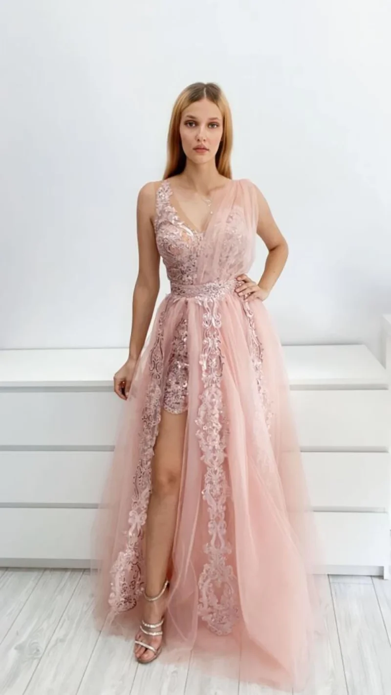 Rochie eleganta roz pudra cu broderie pretioasa in partea superioara