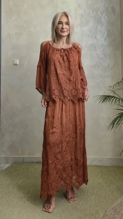 Bluza dama din matase si vascoza cu broderie sparta si umeri decupati - caramiziu