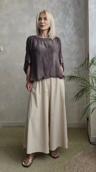 Bluza din matase si vascoza cu dantela pe umeri si maneci despicate - maro taupe