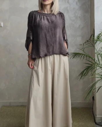 Bluza din matase si vascoza cu dantela pe umeri si maneci despicate - maro taupe