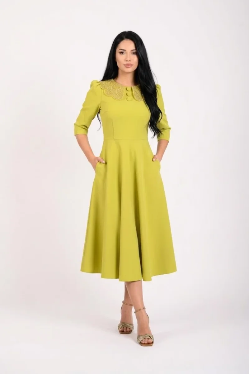 Rochie lunga cu guler brodat