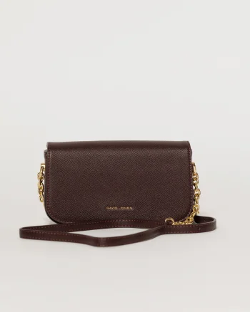 Geanta burgundy mica cu design elegant si inchidere cu clapeta