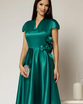 Rochie Sabrina verde din tafta cu accesoriu floral texil si decolteu in V