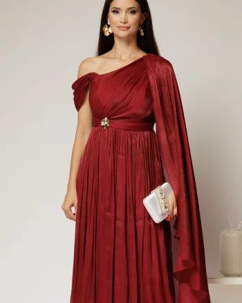 Rochie midi bordo de ocazie din voal peliculizat cu o maneca ampla si brosa pe talie