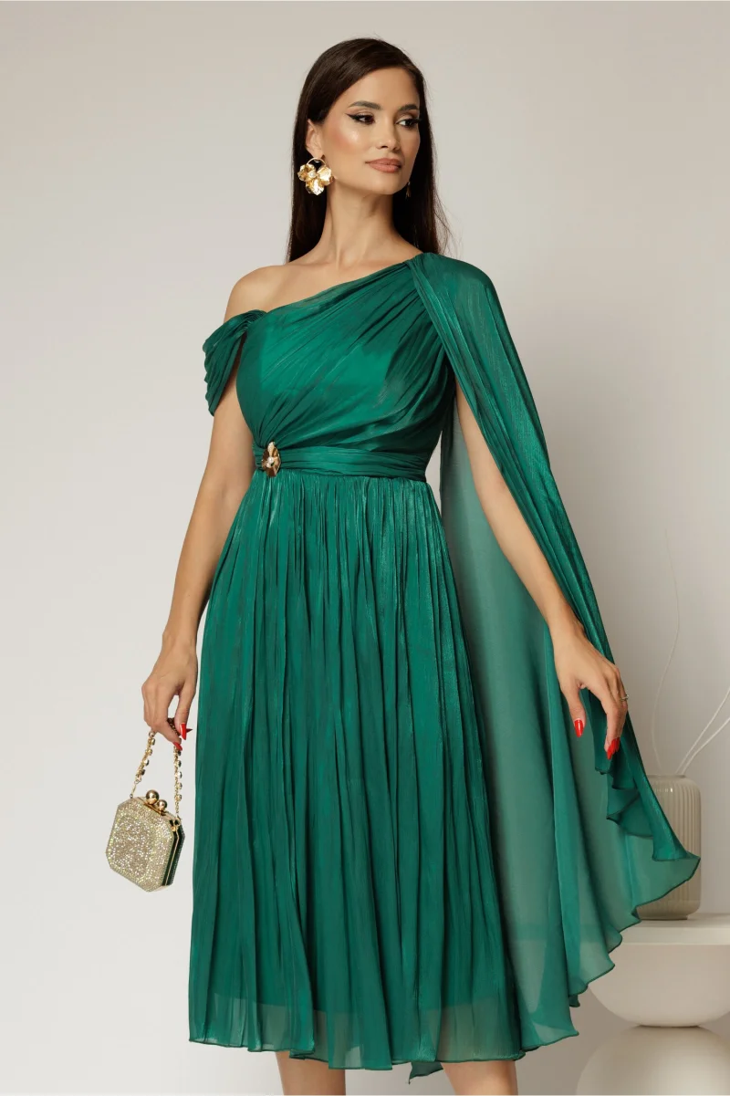 Rochie midi verde de ocazie din voal peliculizat cu o maneca ampla si brosa pe talie