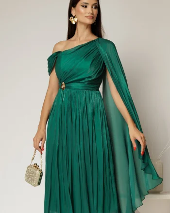 Rochie midi verde de ocazie din voal peliculizat cu o maneca ampla si brosa pe talie