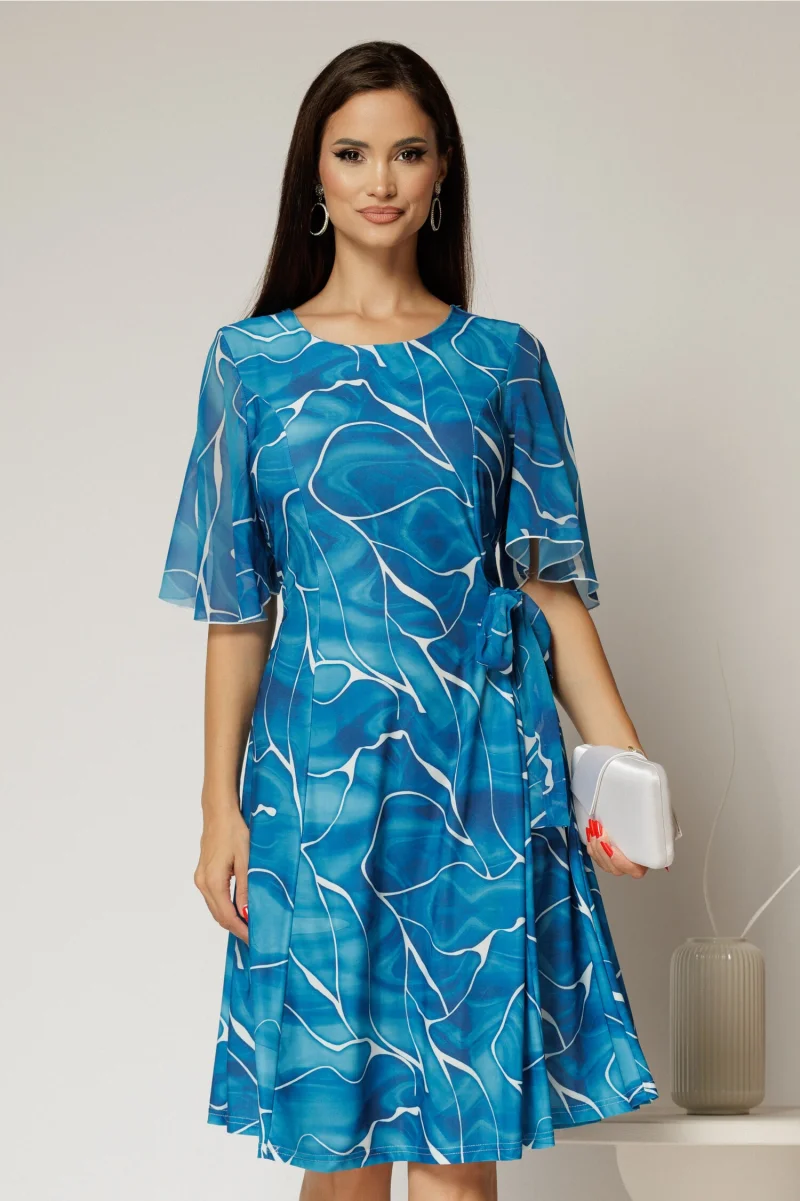 Rochie midi albastra cu imprimeu abstract alb si detaliu tip cordon in talie
