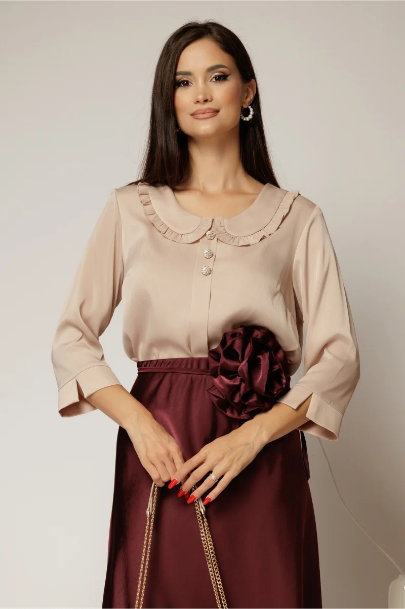 Bluza bej cu nasturi decorativi si guler rotund incretit