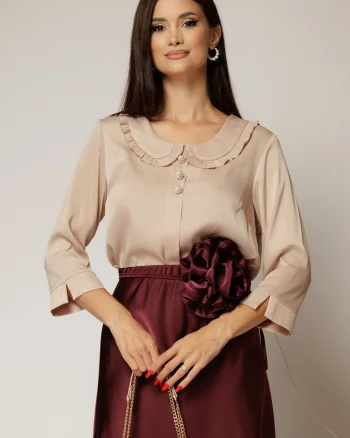 Bluza bej cu nasturi decorativi si guler rotund incretit