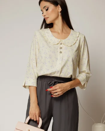 Bluza galbena cu imprimeu floral mov nasturi decorativi si guler rotund incretit