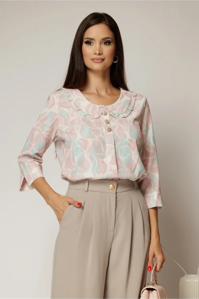 Bluza alba cu imprimeuri roz cu nasturi decorativi si guler rotund incretit