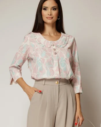 Bluza alba cu imprimeuri roz cu nasturi decorativi si guler rotund incretit
