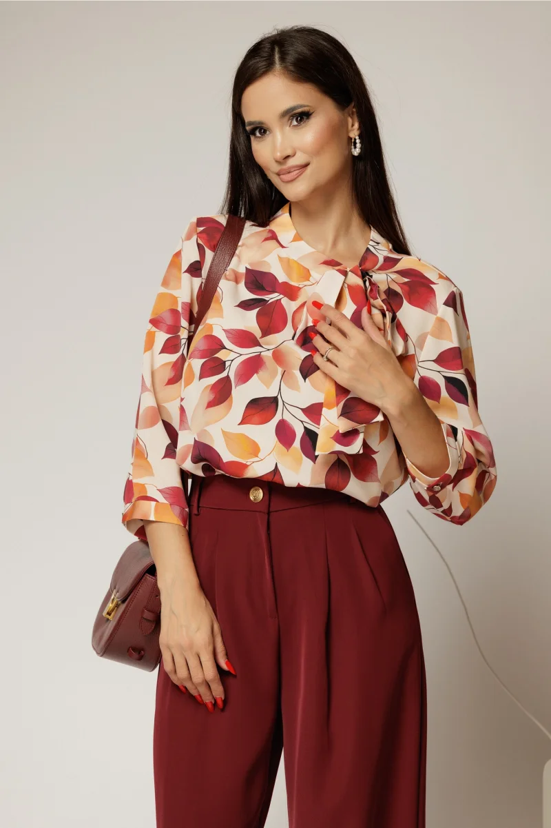 Bluza bej cu imprimeuri tomnatice si funda la decolteu