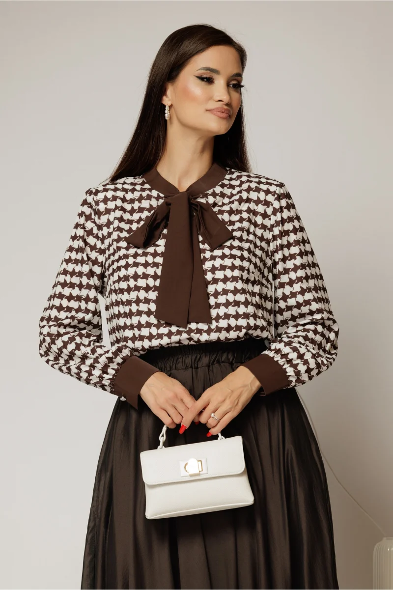 Bluza cu imprimeu abstract in tonuri de maro si alb cu funda la decolteu