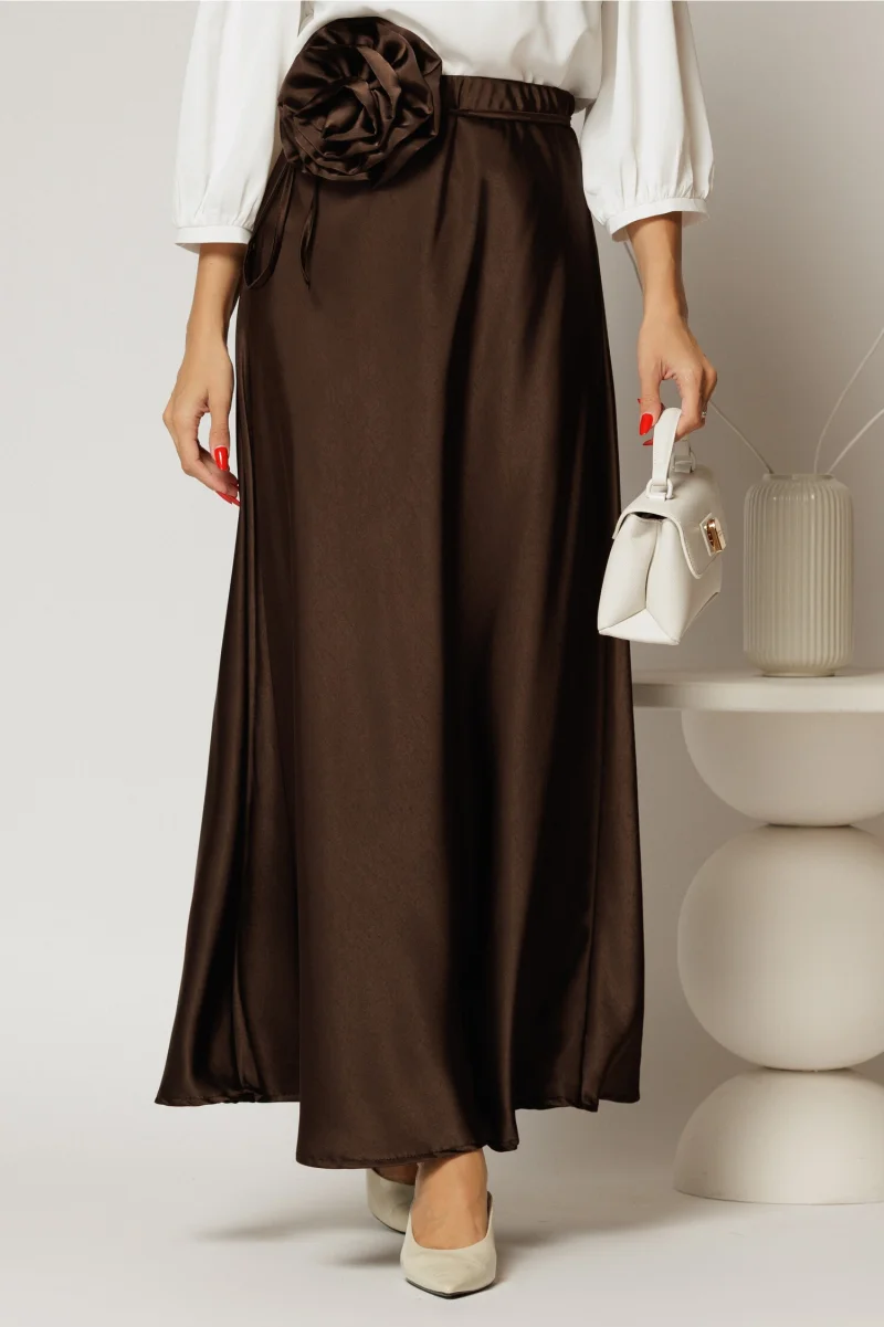 Fusta lunga maro din satin cu cordon floral voluminos