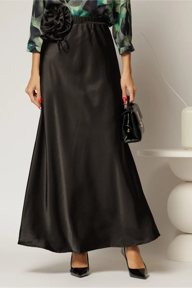 Fusta lunga neagra din satin cu cordon floral voluminos