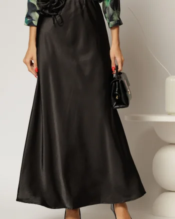 Fusta lunga neagra din satin cu cordon floral voluminos