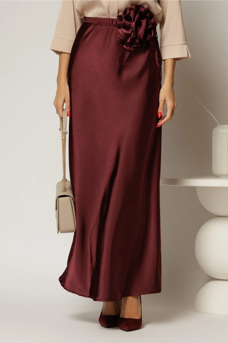 Fusta lunga bordo din satin cu cordon floral voluminos