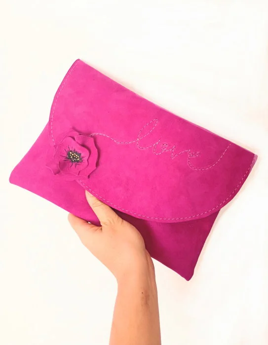 Plic fuchsia handmade,  din piele naturala, cu trandafir si mesaj cusut