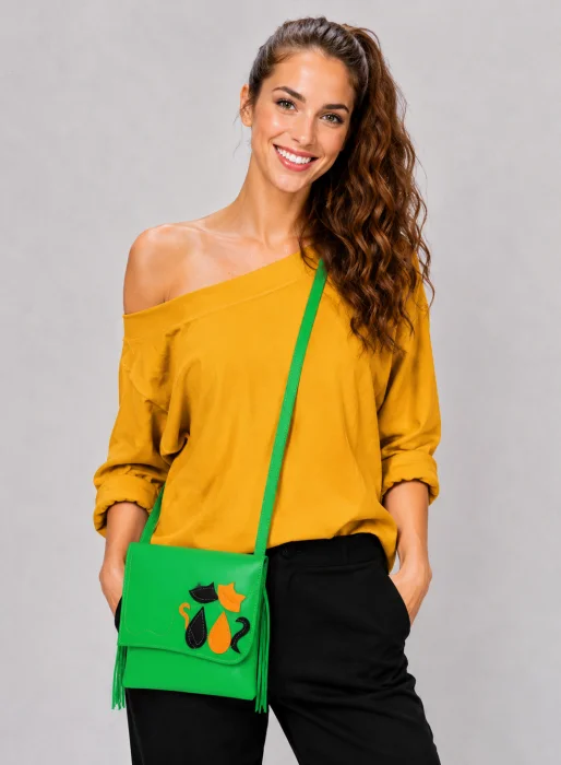 Geanta crossbody handmade, cu pisicute colorate  ,din piele naturala verde