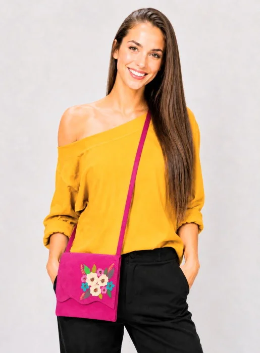 Geanta crossbody handmade, cu flori colorate  ,din piele naturala fuchsia