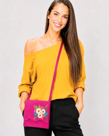 Geanta crossbody handmade, cu flori colorate  ,din piele naturala fuchsia