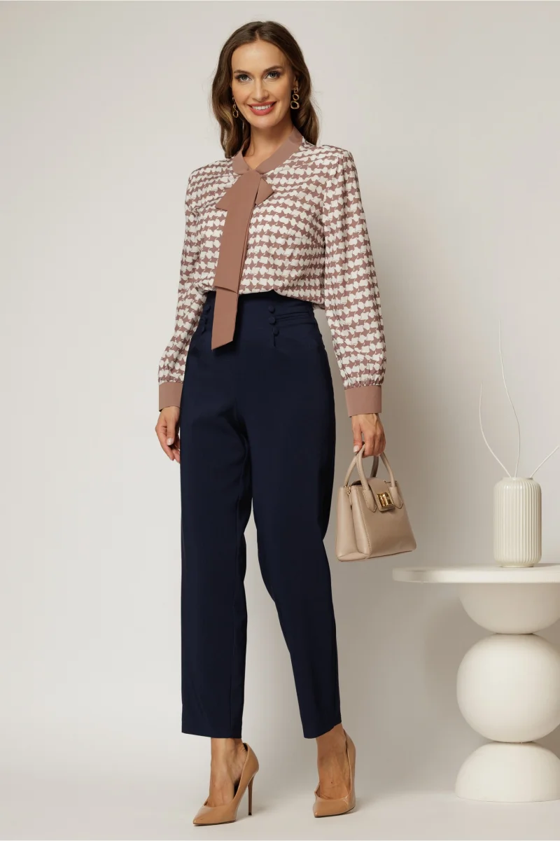 Pantaloni bleumarin conici cu nasturi decorativi pe talie