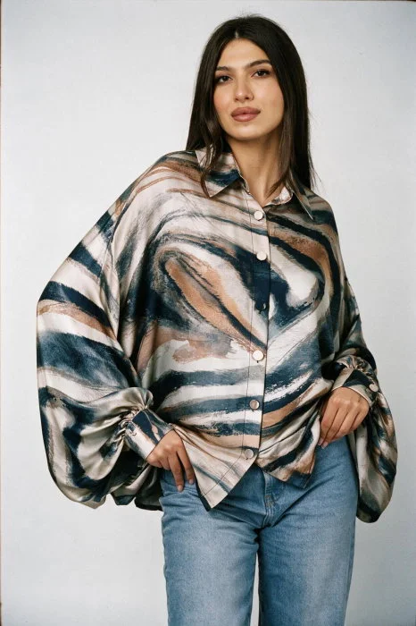 Camasa din satin oversize, cu maneci bufante si imprimeu linii fluide bej