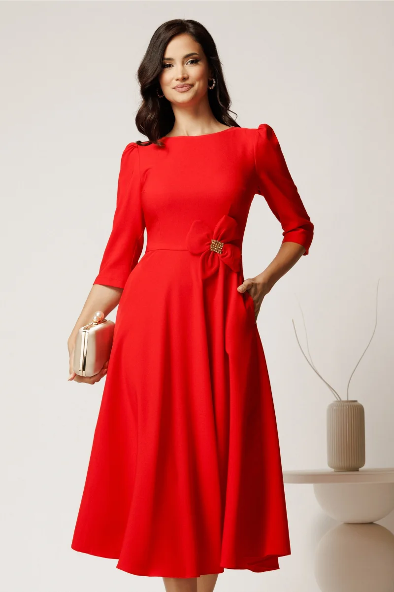 Rochie midi corai din stofa in clos cu floare in talie