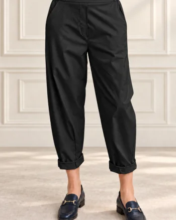 Pantaloni negri lejeri cu pense ,   croi relaxat, talie confortabila