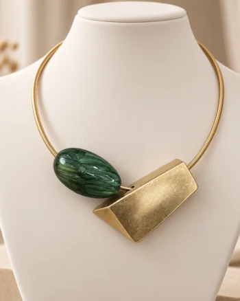 Colier semirigid auriu cu pandante antichizate minimaliste auriu si verde
