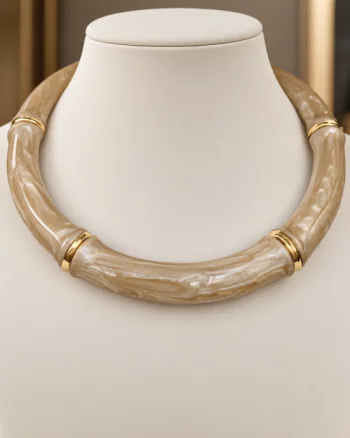 Colier statement cu design sculptural, bej marmorat cu auriu