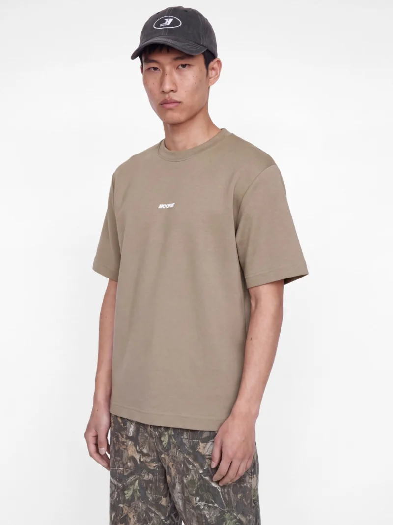 Jack & Jones Tricou barbati, cu decolteu la baza gatului, din bumbac, Relaxed Fit, JCOCLUB BACK SCRIPT, Maro (SELECTATI MARIMEA: XS)