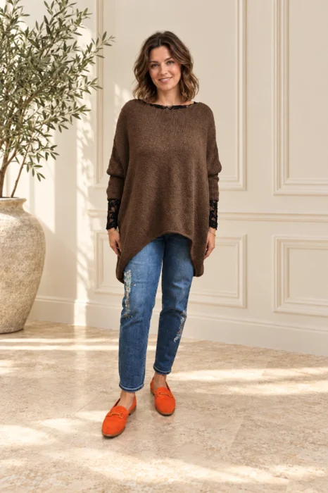 Pulover asimetric, oversize cu maneca cazuta, maro cald