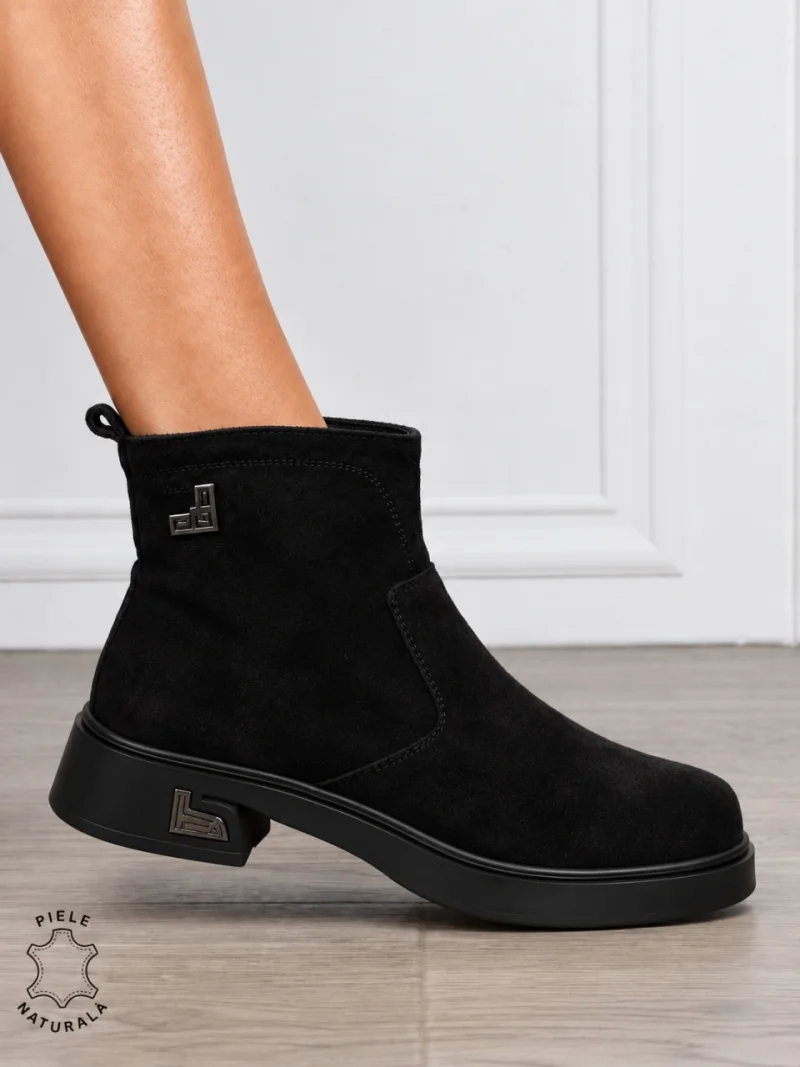Ghete damă din piele naturală Intoarsa cu design clasic și talpă confortabilă CRL1856 NEGRU