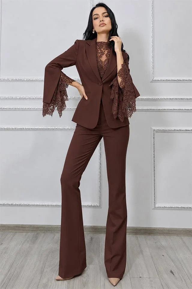 Costum dama RAVIELLE cu sacou cambrat, insertii din dantela si pantaloni evazati, Maro ciocolatiu