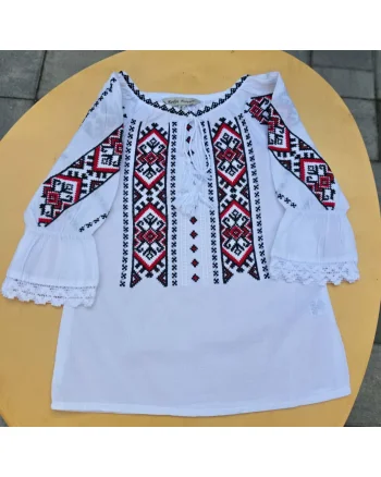 Ie traditionala fetite Victorita