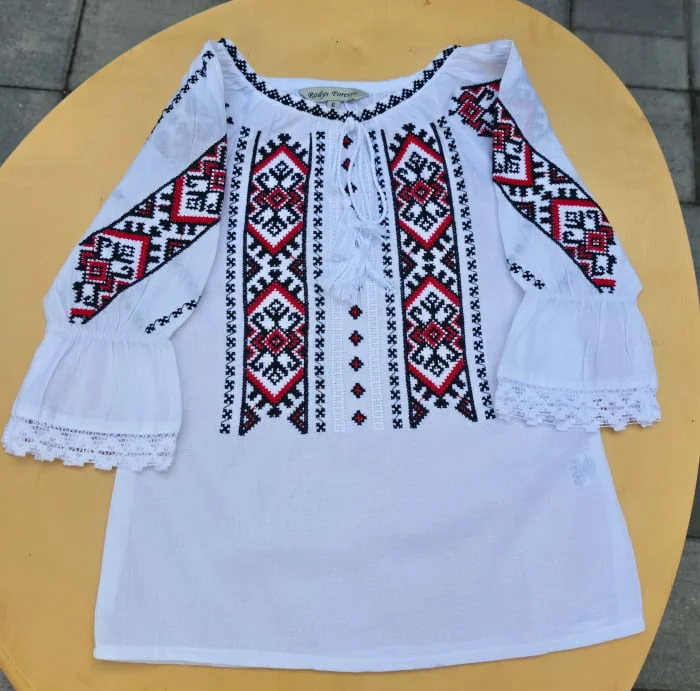 Ie traditionala fetite Victorita