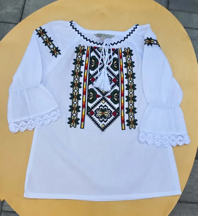 Ie traditionala fetite Leona