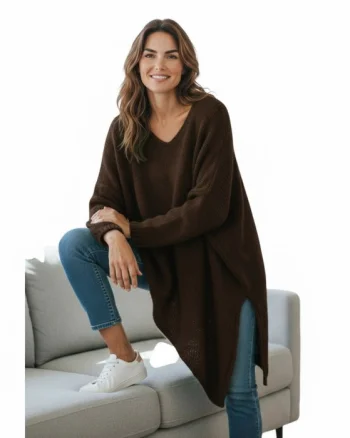 Pulover pufos maro, oversize cu colt si decolteu in V