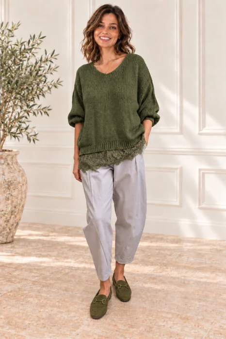 Pulover pufos verde kaki, oversize cu dantela pe margini si decolteu in V