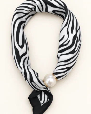 Esarfa colier satinata cu perla decorativa si inchidere magnetica, imprimeu animal print - zebra alb-negru
