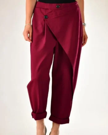 Pantaloni bordo cu pliuri si panou suprapus, usor bufanti