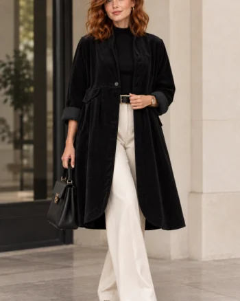 Jacheta lunga din catifea cu croi evazat, pliuri ample si design minimalist, neagra