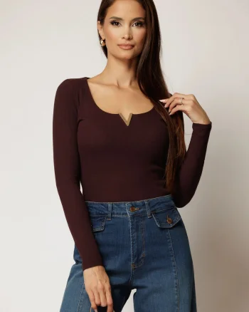 Bluza din bumbac maro cu maneci lungi croi mulat si V metalic la decolteu