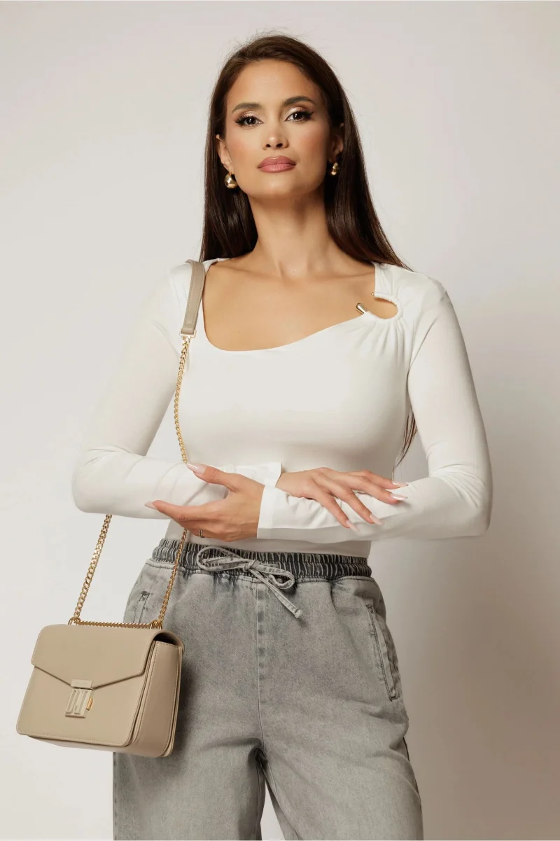 Bluza alba din viscoza cu decolteu si accesoriu